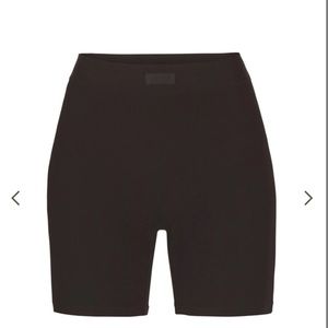 NWT SKIMS BOXERS IN ONYX